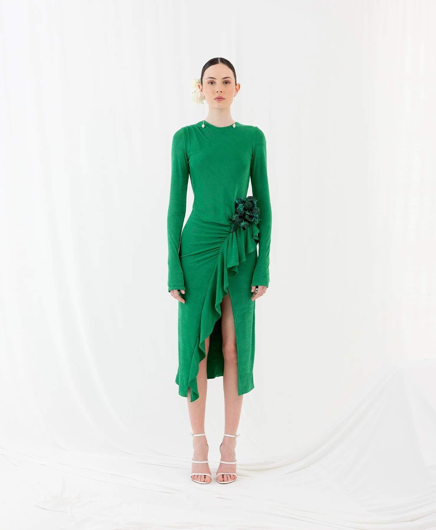 Vestido verde con volante y flor